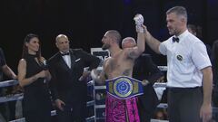 Morello alza la cintura del campione italiano di pesi medi
