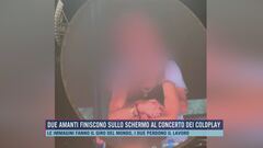 Due amanti finiscono sullo schermo al concerto dei Coldplay