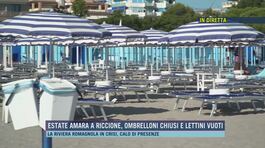Estate amara a Riccione, ombrelloni chiusi e lettini vuoti thumbnail