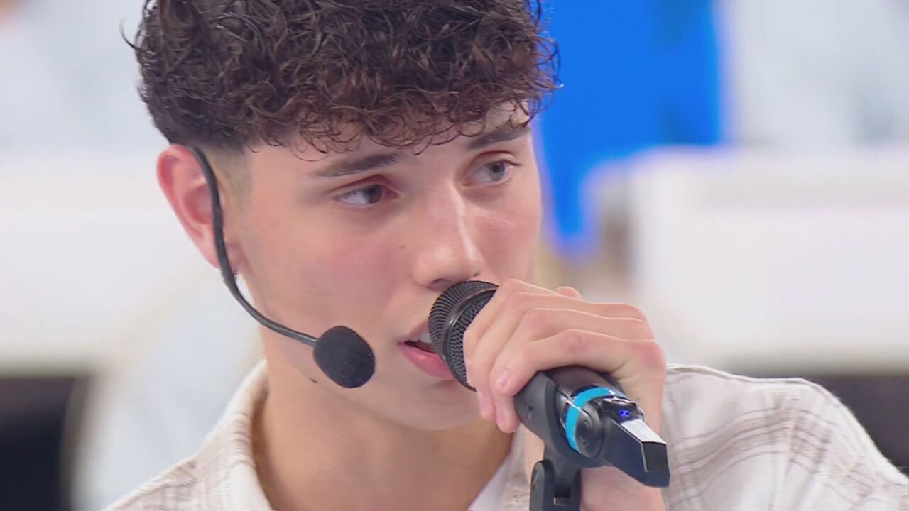 Amici 25, Riccardo fa emozionare Zerbi: tutti in piedi per lui ...