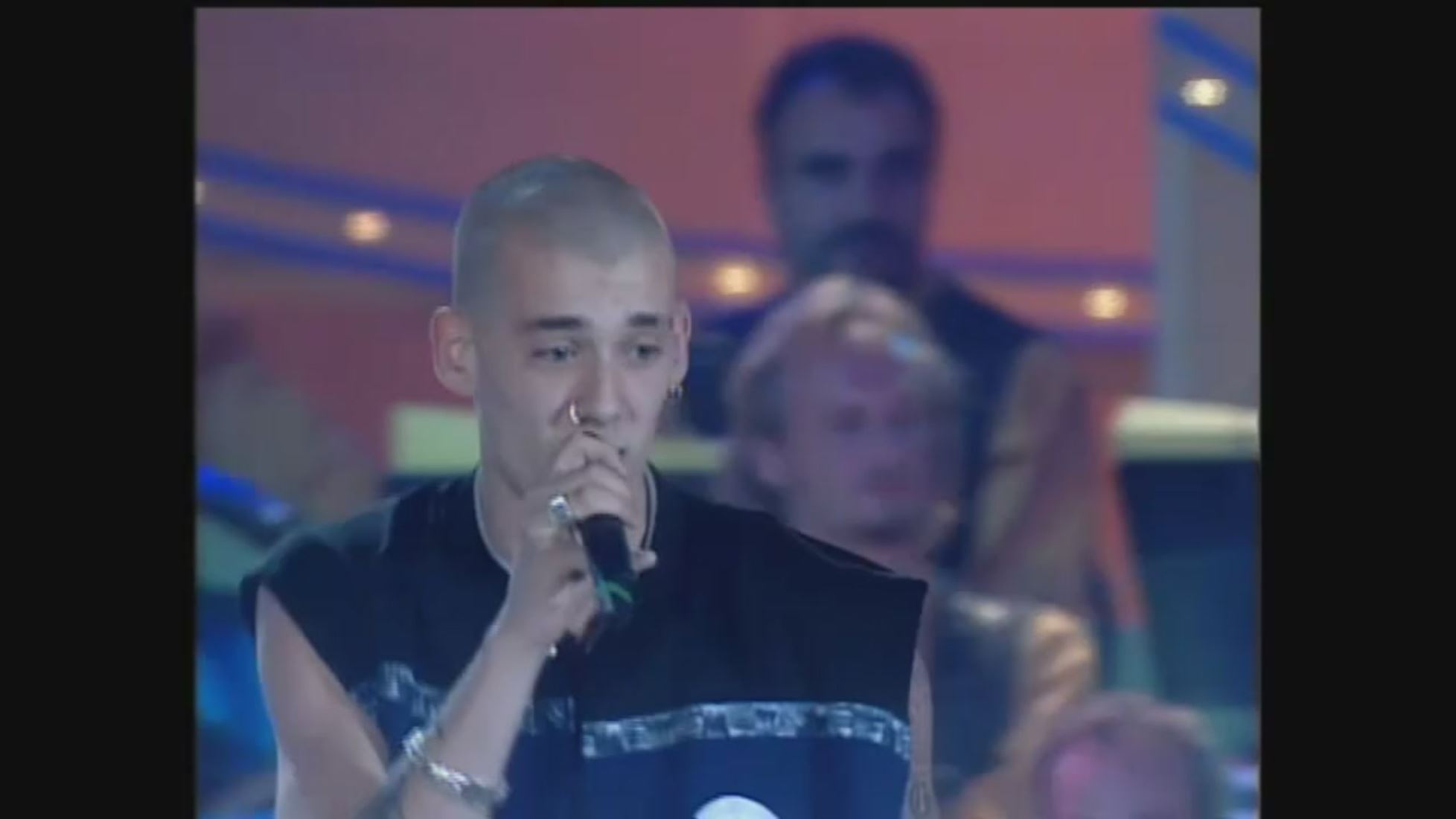 I Gemelli Diversi Cantano Cio Che Poteva Essere A Un Disco Per L Estate Play Cult Video Mediaset Play