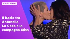 Il bacio tra Antonella Lo Coco e la compagna Elisa