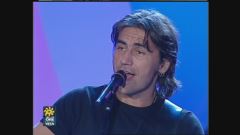 Ligabue canta i suoi successi a Vota la voce 2000
