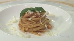 Spaghetti  con pesto di pomodori secchi e gamberi