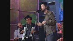 Vinicio Capossela canta "Zampanò" al Maurizio Costanzo Show 1998