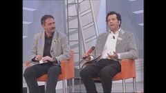 Charlie Gnocchi e Joe Violanti intervistano il pubblico del Maurizio Costanzo Show 2001