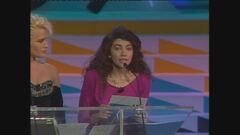 Cristina d'Avena consegna il Telegatto per il miglior programma per ragazzi 1989