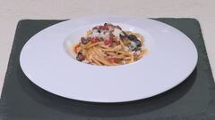 Spaghetti olive capperi e acciughe