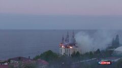 Bombardamenti russi su Odessa: diverse vittime, il "castello" in fiamme