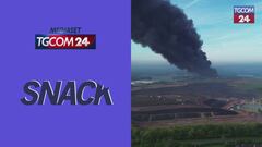 Cannock, a fuoco stabilimento industriale: la colonna di fumo visibile a 10 km di distanza