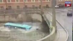 San Pietroburgo, autobus cade da un ponte e finisce nel fiume