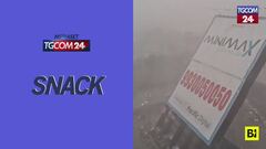 Mumbai, forti raffiche di vento abbattono un cartellone pubblicitario gigante