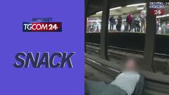 New York, cade sui binari della metro: il salvataggio è al cardiopalma