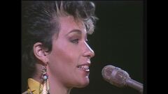 Giuni Russo canta "Un'estate al mare" e riceve il Telegatto