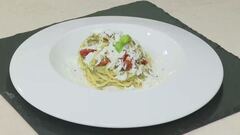 Spaghetti al pesto di zucchine con pomodorini e ricotta