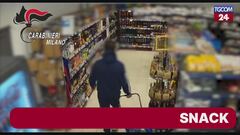 Milano, i trucchi dei ladri di bottiglie costose nei supermercati