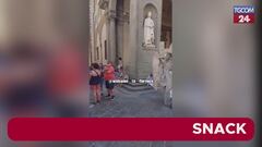 A Firenze "Dante" se la prende con i turisti, il video è virale