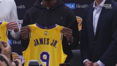 Bronny James, la presentazione ai Lakers sotto gli occhi di papà LeBron
