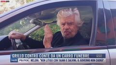 Breaking News delle 14.00 | Grillo contro Conte da un carro funebre