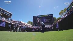 Patrick Reed fa "Hole in one" il pubblico impazzisce lanciando bicchieri sul green