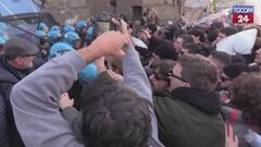 Campi Flegrei, scontri tra manifestanti e polizia a Bagnoli