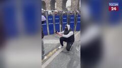 Proteste in Turchia, proposta di matrimonio di fronte alla polizia in tenuta antisommossa