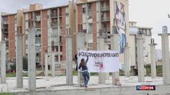 Palermo, bambole legate alla recinzione dell'asilo-fantasma: la protesta delle mamme