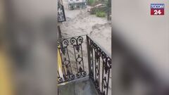 Maltempo, la piena invade le strade di Monteu da Po