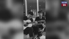 Ultimo presenta la nuova canzone... e gli amici lo prendono in giro