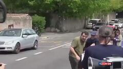 Vertice Iran-Usa, davanti all'ambasciata dell'Oman passa Salvini con le buste della spesa
