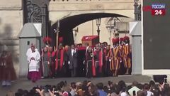 Papa Francesco, l'arrivo del feretro in Piazza San Pietro