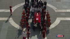 Francesco torna in San Pietro accompagnato dai cardinali