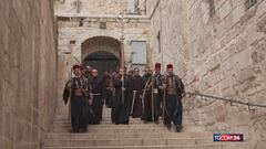 A Gerusalemme la messa nella chiesa del Santo Sepolcro