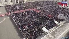 La bara di Papa Francesco tra i fedeli in Piazza San Pietro
