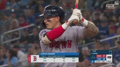 Inciampa e prende la pallina in rovesciata: spettacolo in Mlb