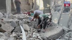 Gaza, si scava tra le macerie dopo l'ennesimo raid israeliano