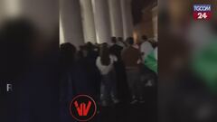 Roma, assalto alle prime copie del giornale del Vaticano con le immagini di Papa Leone XIV