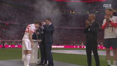Muller saluta il Bayern e l'Allianz Arena con immancabili gavettoni di birra