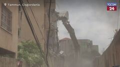 Cisgiordania, un bulldozer dell'esercito israeliano distrugge una casa