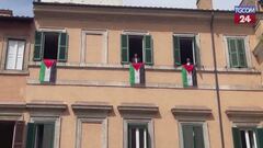 Fratoianni espone la bandiera della Palestina dalla sede di Sinistra Italiana
