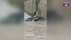 Allagamenti in Sicilia, carabiniere eroe salva una donna intrappolata in auto