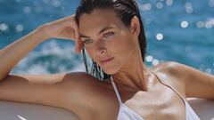 Vittoria Ceretti ad alto tasso di seduzione: una storia d'amore sul mare