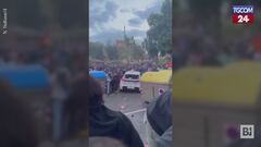 Auto sulla folla fuori dallo stadio di Barcellona: diversi feriti
