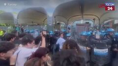 Salone del Libro, ProPal tentano lo sfondamento dei cancelli: respinti