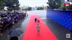 Rama si inginocchia all'arrivo di Giorgia Meloni al summit di Tirana
