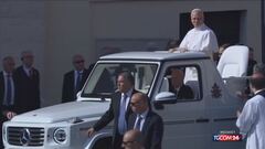 Papa Leone XIV in papamobile saluta i fedeli