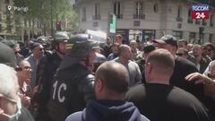 Parigi, i tassisti scendono in piazza contro le nuove tariffe: tensioni con la polizia