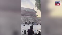 Paura in Cina, crolla parte del tetto della Torre del Tamburo di Fengyang: la fuga dei turisti