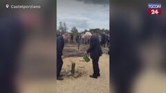 Mattarella si improvvisa giardiniere: annaffia una piantina a Castelporziano