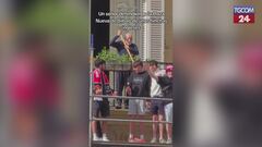 Bilbao, tifosi sul ponteggio e "nonno col bastone": il video diventa virale sui social